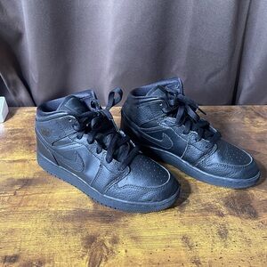 Youth Jordan 1 All black size 5.5